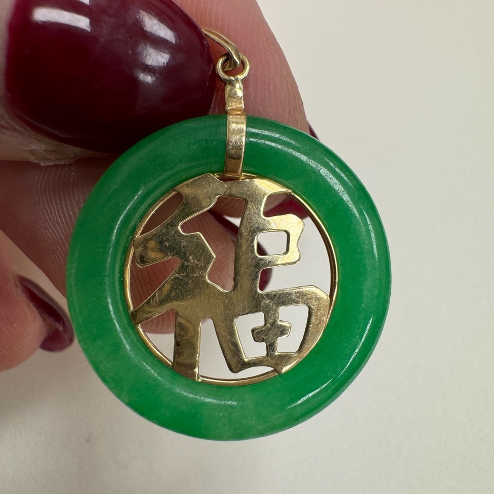 14K Yellow Gold and Translucent Green Jade Chinese Pendant 3.6g